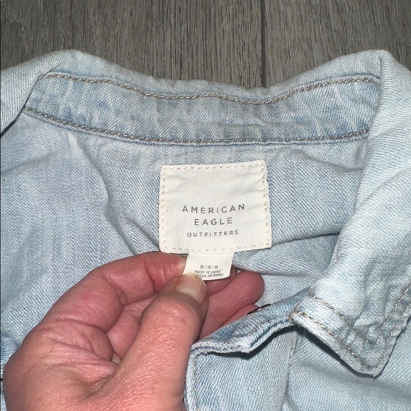 American Eagle Outfitters Light Wash Denim Jacket size medium - Picture 2 of 7